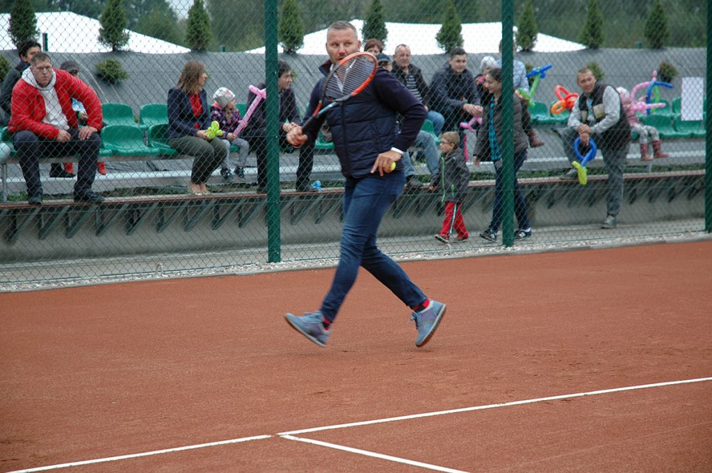 Tomek Kłos podczas otwarcia Tenis Kozerki